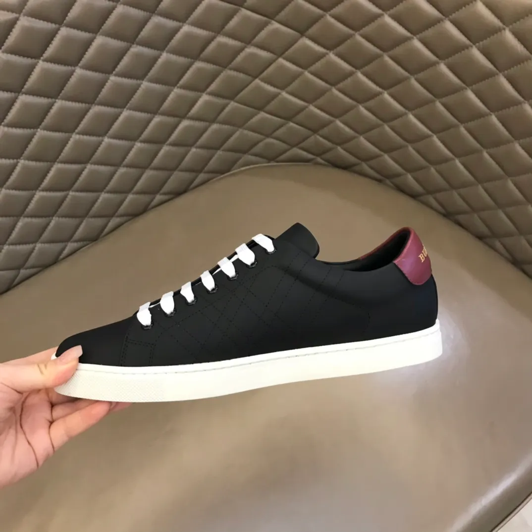 p400 "BURBERR*" men's classic low-top sneakers are reinterpreted in Vintage checkered cotton and cowhide materials, decorated with a new brand logo. First-layer sheepskin lining, embossed Burberry logo on the heel, and original TPU outsole! Size: 38-45 No. 068